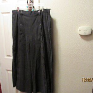 #547  WOMAN'S 100% COTTON BLACK GAUCHO PANTS BY WAH MAKER  (SIZE 18)